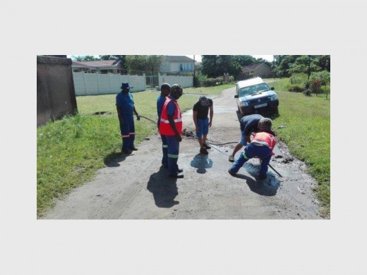 No idea: Five days after the water pipe was damaged in Winston Avenue a team from Ugu District Municipality finally pitched on Saturday.