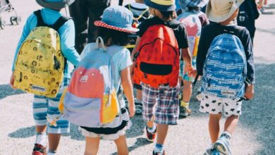 note-thanun-CYlPykF-qAM-unsplash children crossing road