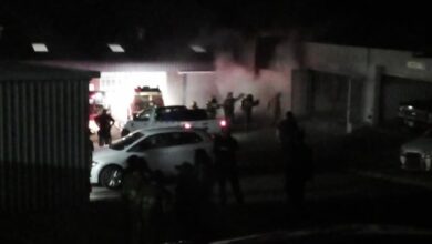 Swift teamwork saw the fire put out in no time. PHOTO WHATSAPP