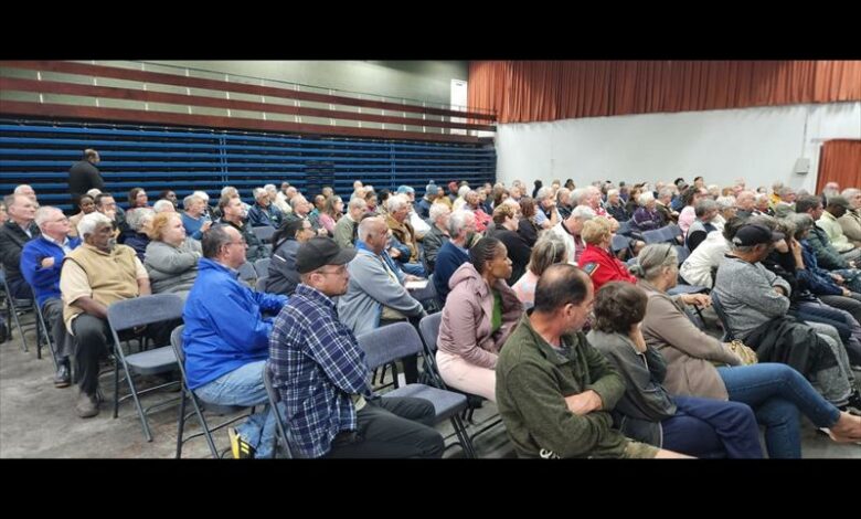 Residents of Uvongo meet at the Uvongo Town Hall to learn more about the electricity meter rollout which starts soon.