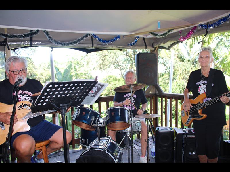 Rock ‘n roll band draws crowd in Anerley