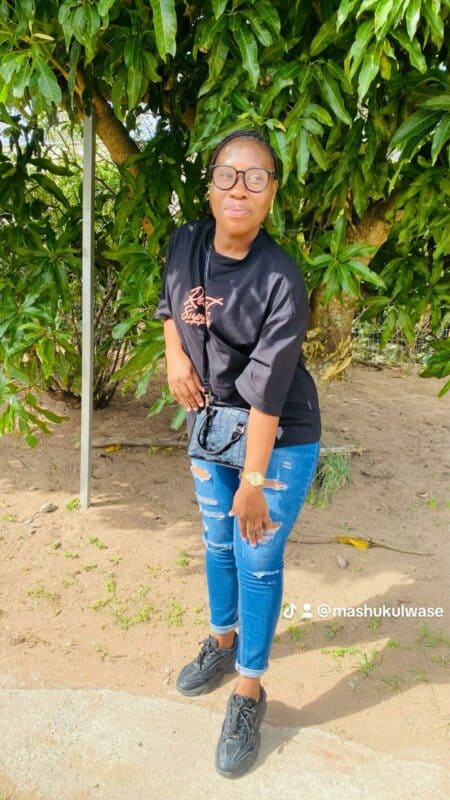 UNksz Slindile Shezi waKwaNomakhanzana eMthwalume ngaseMzumbe ohlukunyezwa ontshontshe ubuso bakhe wabufaka kuFacebook nothuka abantu ngabo.