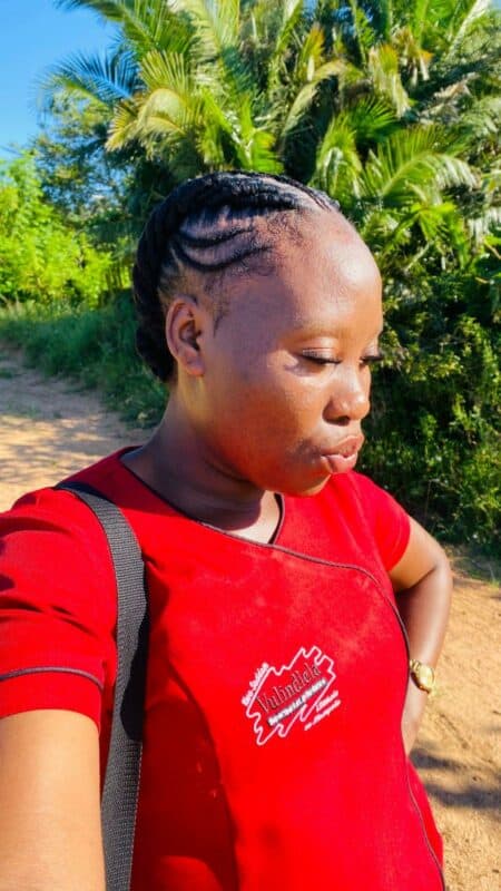 UNksz Slindile Shezi waKwaNomakhanzana eMthwalume ngaseMzumbe ohlukunyezwa ontshontshe ubuso bakhe wabufaka kuFacebook nothuka abantu ngabo.