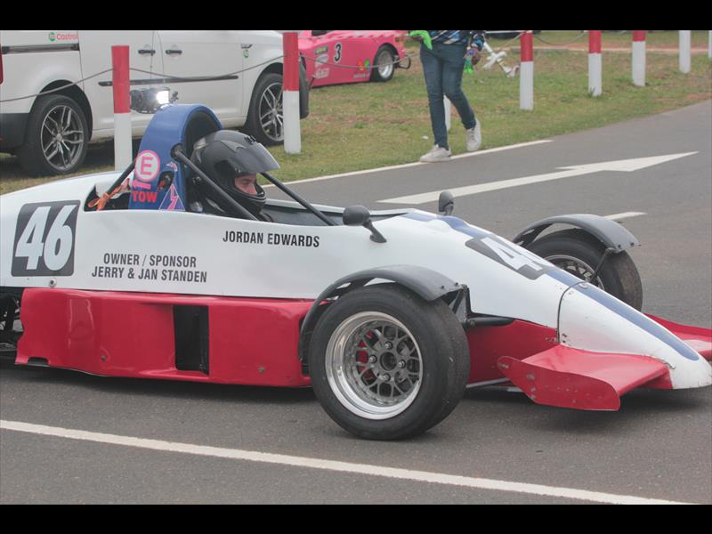 Thrilling racing warms up Dezzi Raceway | South Coast Herald
