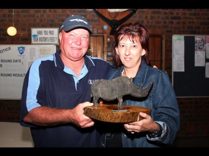 Ezemvelo District Conservation Officer Kevin Green hands the ‘Honorary Officer of the Year’ trophy to Minks Emmerson