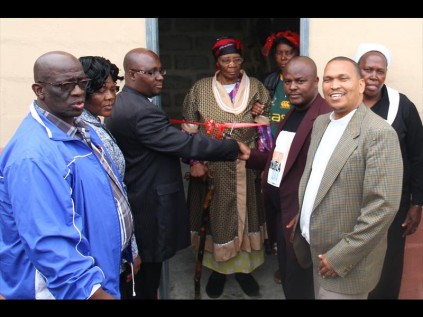 uMlalazi municipal manager Simon Mashobane, Rev FB Sibiya (uMhlathuze Parish), Dean JS Ndlovu (Empangeni Circuit), gogo Anna Mpungose, Jennifer Mdletshe, Cllr TA Hlatshwayo, Cllr and Rev Hughes (uMhlathuze  Parish) cutting the ribbon of the housePHOTOS: Larry Bentley