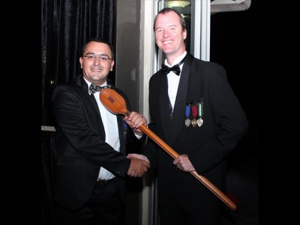 Chairman Richard Stone hands over the ‘Stirrer of the Year’ spoon to Johan Herselman