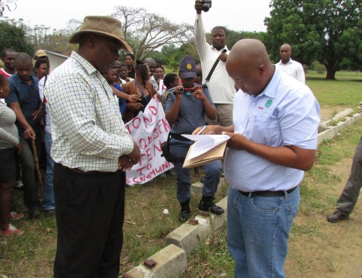 Ubumbano Community Development Chairperson Sifiso Mngomezulu handed over a memorandum of grievances to Siyaqhubeka Business Unit Manager Sanele Zuma