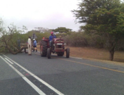 A blocked R22 which, according to reports from the scene, has been cleared and only the Muzi Pan, D820, road remains impassable 