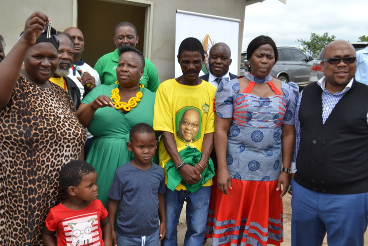 Happy Nombuso Xaba proudly displays the house keys handed over by the King Cetshwayo District Mayor Cllr Nonhle Mkhulisi, assisted by KZN Sport, Arts and Culture MEC Bongi Sithole-Moloi and City of uMhlathuze Mayor Cllr Mdu Mhlongo, while her fiance Phineas Dladla and their two younger children enjoy the moment  PHOTOS: Steven Makhanya