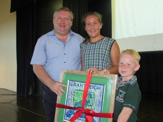 Mr McMurtry receives as painted version of the Grantleigh logo from the Preparatory school's Megan Bothma and Joel van der Westhuizen