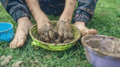 How does mud play benefit children?