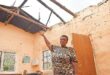 Esithombeni uNtombifikile Dlomo echaza ngobunzima ababhekana nabo ngesikhathi indlu yakhe yodaka emanagumbi amahlanu iphephuka. Isithombe: Moeketsi Mamane