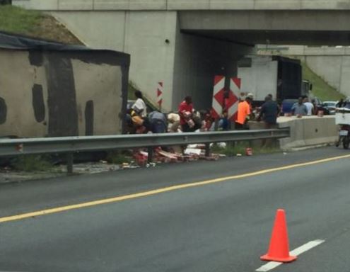 The scene of the overturned beer truck. Photo: Twitter/@trafficsa