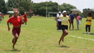 Omontle Motaung and Bokamoso Rapoo strongly contest the 100m race for their respective houses. Photo: Sphiwe Masilela