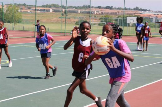 Midrand Royals netball GA aims to pass to her teammate. Photo: Sphiwe Masilela