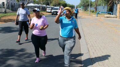 Lieutenant Colonel Listabako Ntasa and Captain Kedibone Maloma drink water to keep hydrated.
