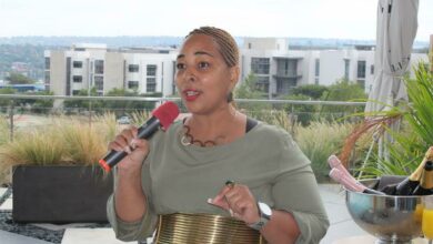 Katia Rebiero urges women to straighten each others crowns.