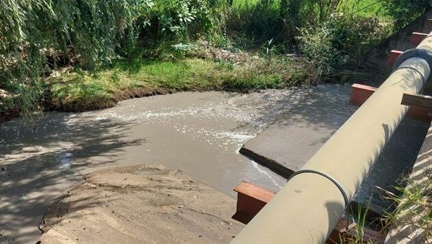 The installation of the steel beams and the pipeline has been completed, and the contractor is currently engaged in constructing the upstream and downstream connection manholes.