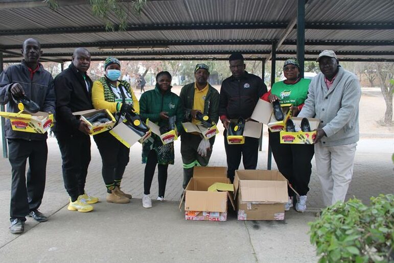 Ivory Park’s Ward 79 ANC branch honoured the memory of Nelson Mandela the day after Mandela Day when they got together to clean and paint Eqinisweni Secondary School.