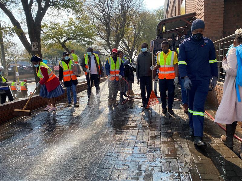 Chairperson of the Midrand Informal Traders Joseph Maile said darkness and alleged criminality combined with dirt were affecting their business.