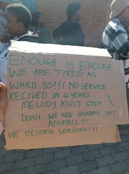 Residents are unhappy with the electricity issues in Kanana, and lay the blame at the feet of Ward 80 councillor Melody Hlatshwayo, protesting again to try and get some response.