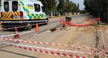 The sinkage on the corner of Hampton and Dale roads on October 15, 2025, has made it difficult for two cars to pass simultaneously. Photo: Sphiwe Masilela