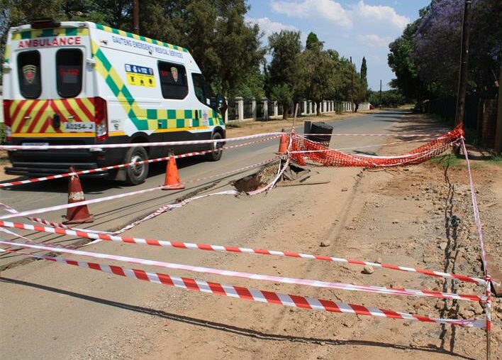 The sinkage on the corner of Hampton and Dale roads on October 15, 2025, has made it difficult for two cars to pass simultaneously. Photo: Sphiwe Masilela