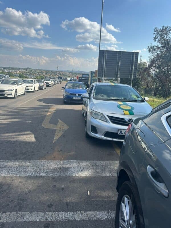 Midrand’s Ward 132 councillor steps in after Armsta members allegedly stop and intimidate a motorist on the R55 for carrying passengers.