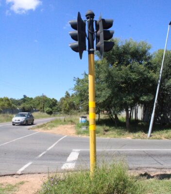 Non-functioning traffic lights on the corner of George and Allan roads on February 26. Photo: Comfort Makhanya