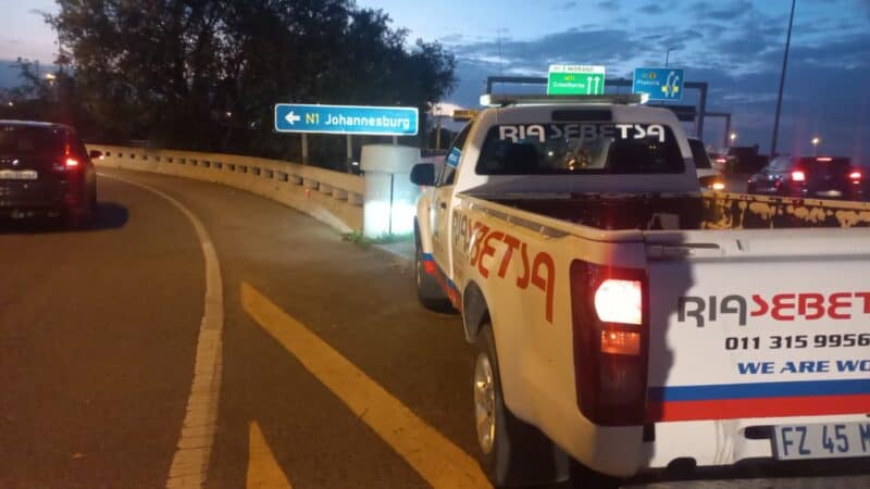 After allegedly holding a driver up at gunpoint, a suspect has jumped to his death from a bridge in Midrand.