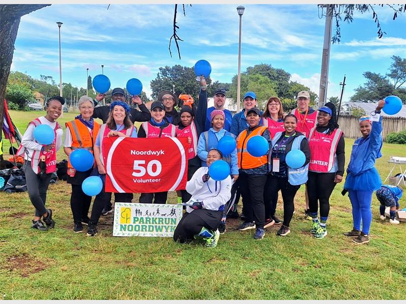 Runners and walkers gathered together at the Noordwyk Parkrun to paint the park blue to raise awareness for people living with autism.