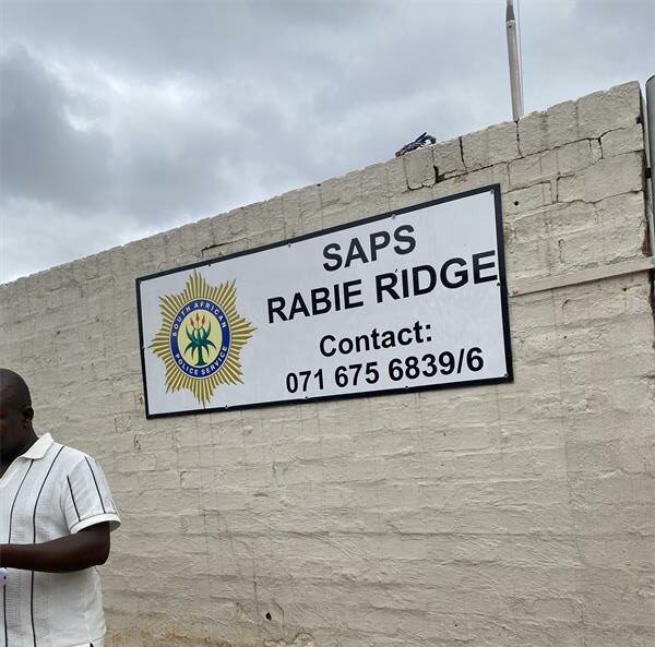 Rabie Ridge police have arrested a 30-year-old suspect who faces serious charges after he crashed into a residential front yard, killing a woman and injuring a teen, in Klipfontein View.