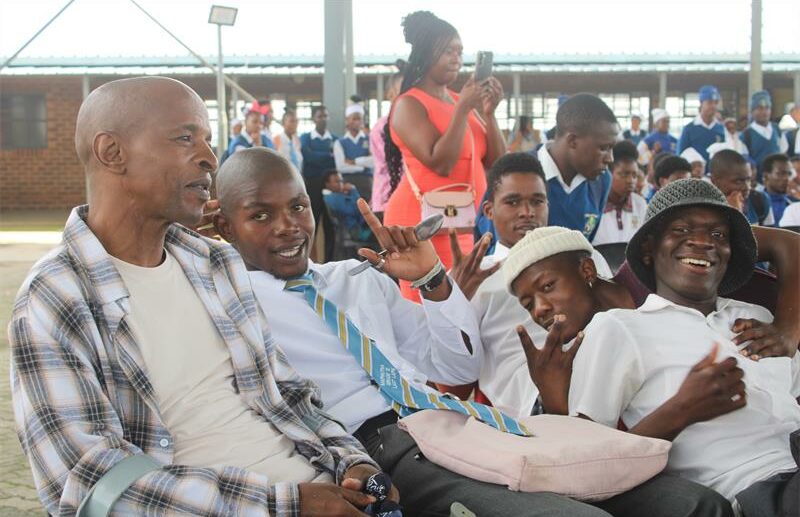 Sylvester ‘Mavesta’ Mofokeng chills with the Mayibuye teens during the Inspiring the Next Gen Programme on April 1. Photo: Comfort Makhanya