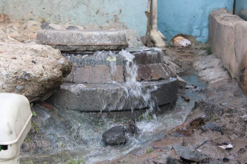 Damaged manhole that causes the stream of sewage to flow into the resident’s yard. Photo: Zanele Mfaba