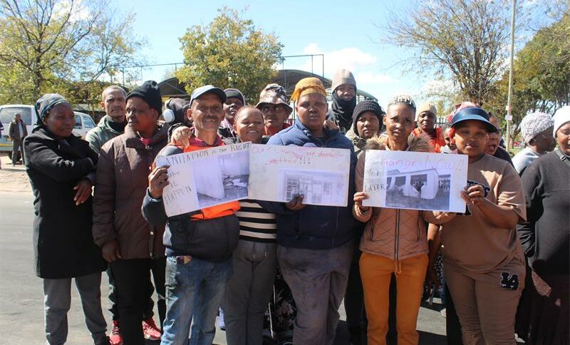 Protesters stand firm during shutdown, demanding mobile classrooms and better facilities on May 6, 2026. Photo: Comfort Makhanya