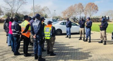 JMPD and SAPS in Rabie Ridge hold a briefing before the multidisciplinary service operation. Photo: Zanele Mfaba