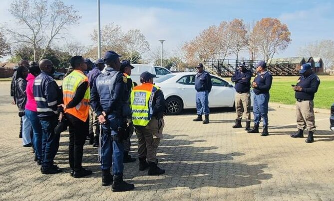 JMPD and SAPS in Rabie Ridge hold a briefing before the multidisciplinary service operation. Photo: Zanele Mfaba