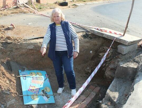 Councillor Anette Deppe raises frustrations and concerns as excavation on Maple Drive continues to disrupt traffic.