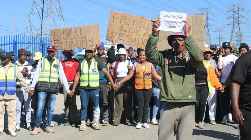 Hundreds, if not thousands, of unemployed residents from Midrand communities marched peacefully to Midrand Industrial Park, submitted CVs, and handed over a memorandum demanding greater local employment opportunities.