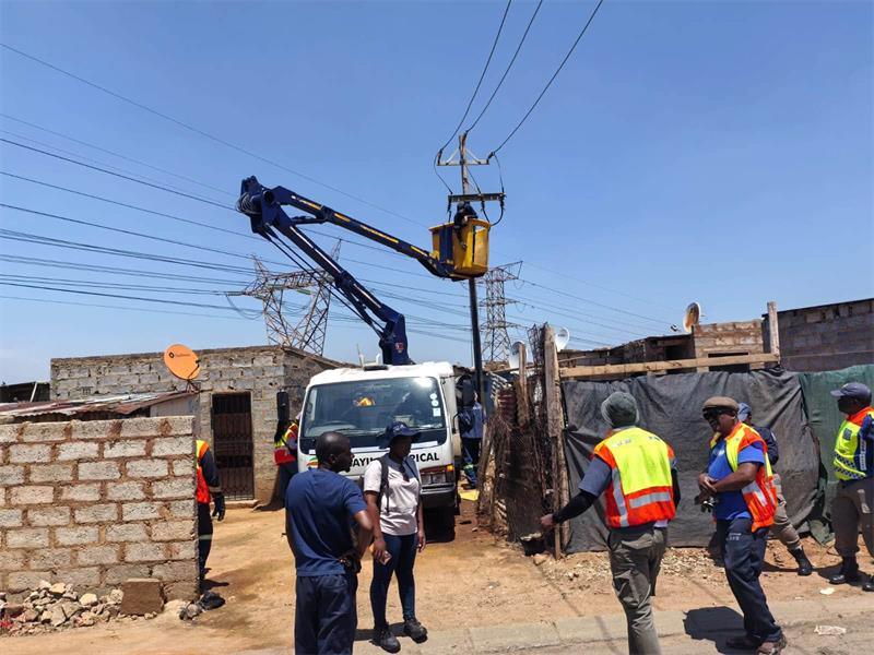 Illegal electricity connections in Kanana informal settlement were targeted during City Power’s operation on October 12, 2026. Photo: City Power