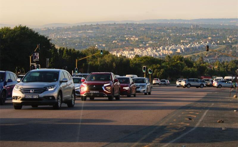 JMPD warns motorists against using an unauthorised dirt route between Kyalami Estate and the Kyalami Race Track to avoid traffic congestion. Photo: Comfort Makhanya