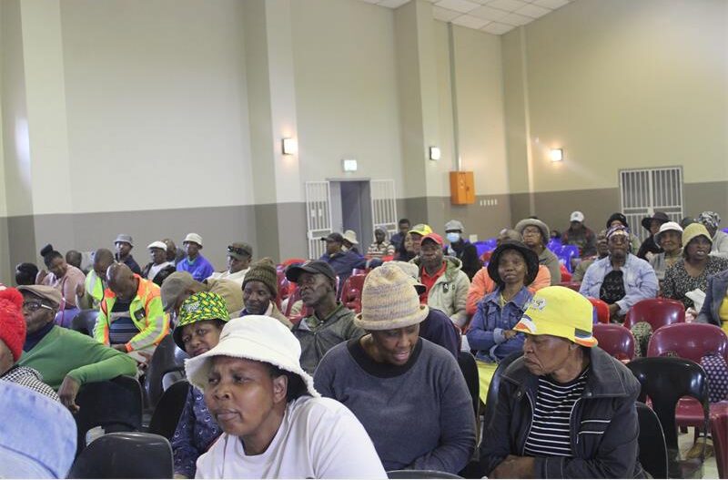 DESCRIPTION: Residents engage city officials on long-standing service delivery challenges affecting communities across Ivory Park on October 1, 2026. Photo: Comfort Makhanya