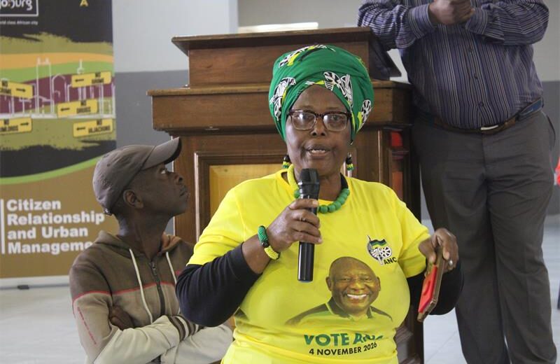 Resident Elizabeth Mahumane raise concerns about service delivery during the meeting with Johannesburg Mayor Dada Morero and city officials on October 1, 2026. Photo: Comfort Makhanya