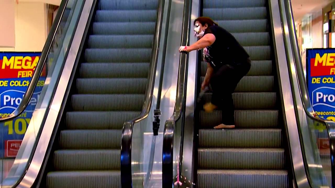 clown-pranks-woman-by-smashing-p