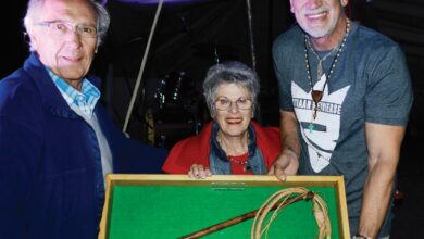 ozi accepts a token of appreciation from pre-primary principal Brenda Viljoen and husband Thos.