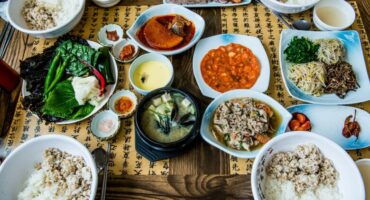 A picture of a table with bowls of different meals.