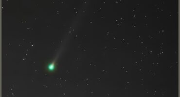 newcastle-photographer-captures-comet-swan