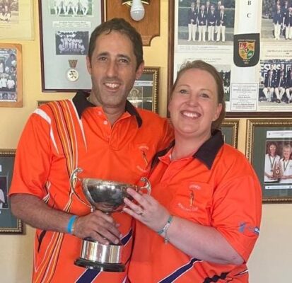 An Image of Lindsay and Douglas Steele carrying a trophy at the Vryheid Bowing Club.