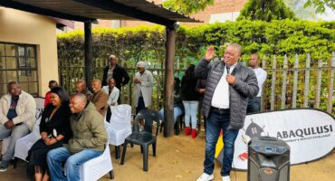 Image of AbaQulusi Local Municipality Mayor Sifiso Mkhwanazi holding a micro-phone, speaking to the residents at Mondlo temporary municipal offices.
